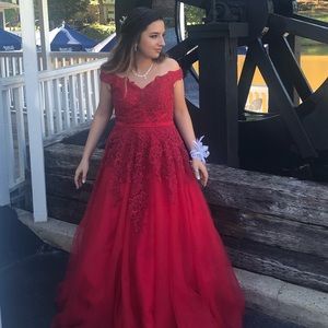 Adjustable back so it can fit most sizes!